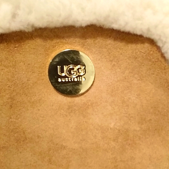 UGG Crossbody - Picture 2 of 6